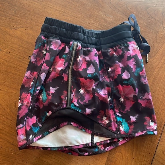 LULULEMON Speed Up Short - size womens 4 - Picture 6 of 13